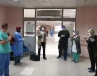 Koronavirüsü atlatarak iyileşen 20 kişi, alkışlarla taburcu edildi