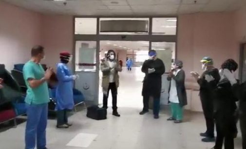 Koronavirüsü atlatarak iyileşen 20 kişi, alkışlarla taburcu edildi