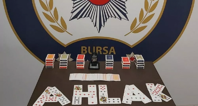 Polis telsizi dinleyerek kumar oynayan 22 kişiye 69 bin 300 lira ceza