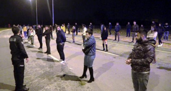 Salgına rağmen dansözlü drift partisini polis bastı: 51 kişiye ceza yazıldı