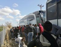 Sığınmacılar, salgına rağmen İzmir sokaklarına terk edildi