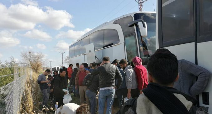 Sığınmacılar, salgına rağmen İzmir sokaklarına terk edildi