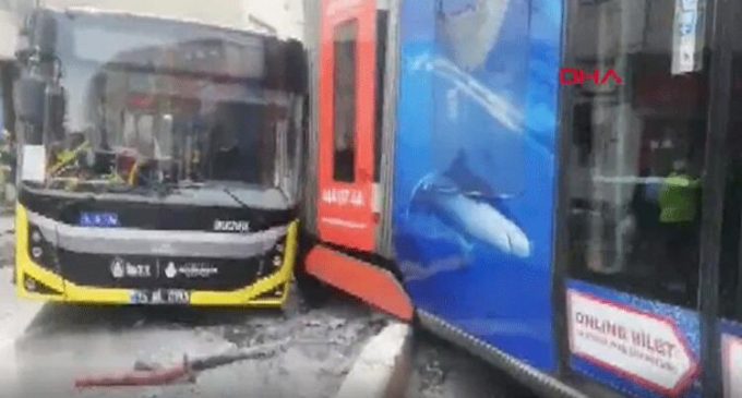 Sultangazi’de raydan çıkan tramvay otobüse çarptı