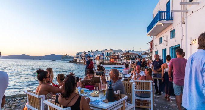 Yunanistan, Temmuz’dan itibaren kapılarını yabancı turistlere açıyor