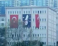 Trabzon’da bir kamu binasına Atatürk posteri ters asıldı