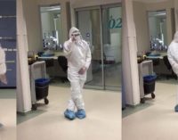 Yoğun bakımdaki hastası iyileşme gösteren doktordan danslı sevinç gösterisi