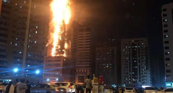 BAE’de gökdelende yangın çıktı: Alevler metrelerce yükseldi