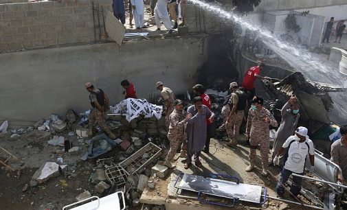 Pakistan’da 107 yolcu taşıyan uçak düştü