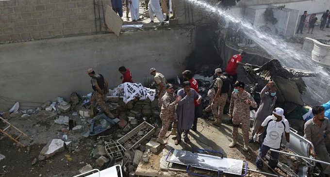 Pakistan’da 107 yolcu taşıyan uçak düştü