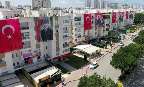 Türkiye, 19 Mayıs Atatürk’ü Anma, Gençlik ve Spor Bayramı’nı balkonlardan İstiklal Marşı söyleyerek kutladı