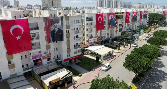 Türkiye, 19 Mayıs Atatürk’ü Anma, Gençlik ve Spor Bayramı’nı balkonlardan İstiklal Marşı söyleyerek kutladı