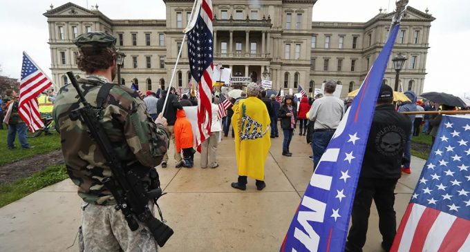 ABD’de karantina karşıtı silahlı protestocular eyalet meclisini bastı