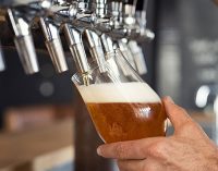 Koronavirüs nedeniyle satılamayan litrelerce bira bedava dağıtıldı