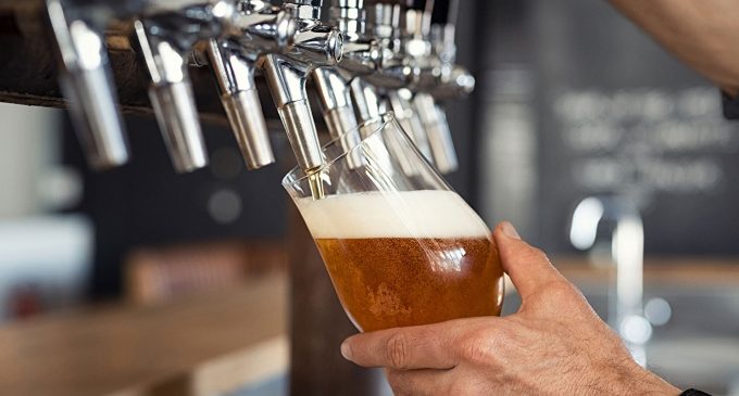 Koronavirüs nedeniyle satılamayan litrelerce bira bedava dağıtıldı