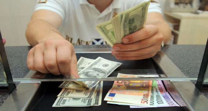 Ekonomistler bayram sabahı vergiyi eleştirdi: ‘Yüz dolar alırken bir dolarını da devlet için alacaksınız’