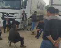 İran sınırında tampon bölgede bekletilen TIR şoförleri gruplar halinde Türkiye’ye giriş yapmaya başladı
