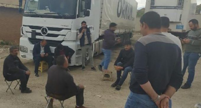 İran sınırında tampon bölgede bekletilen TIR şoförleri gruplar halinde Türkiye’ye giriş yapmaya başladı