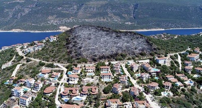 Kaş’taki sipariş gibi yangına sosyal medyada tepki: Deniz manzaralı 15 villalık yangın…