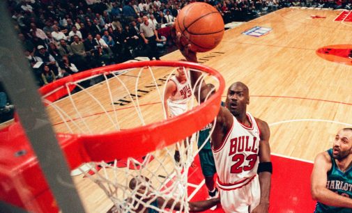 Michael Jordan’ın NBA’deki ilk sezonunda giydiği ayakkabılar 560 bin dolara satıldı