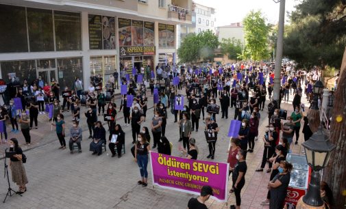 Milli boksör tarafından öldürülen Zeynep Şenpınar için sosyal mesafeli eylem