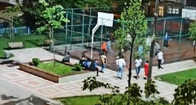 Parkta basketbol oynayan çocuklar, polis sirenini duyunca kaçıştılar