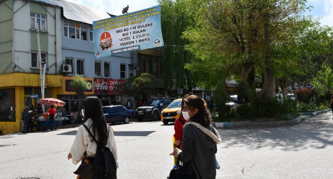 1 Mayıs’ın pankartına bile tahammül edemediler: Belediyenin pankartını Valilik kaldırdı