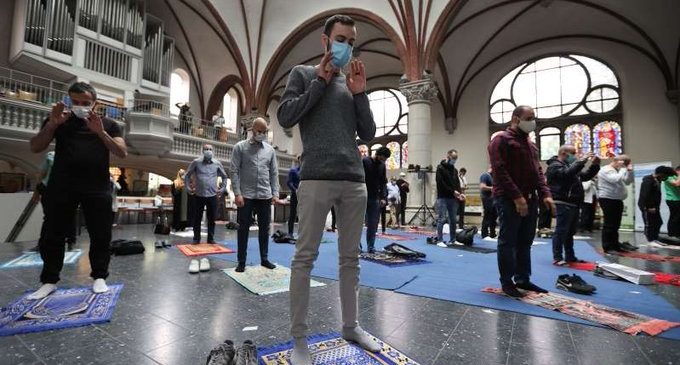 Berlin’de koronavirüs dayanışması: Kilise, namaz kılmaları için Müslümanlara açıldı