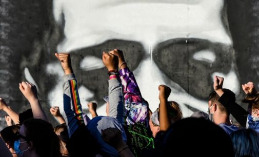 Gizemli sokak ressamı Banksy, ABD’deki protestoları konu alan yeni çalışmasını yayınladı
