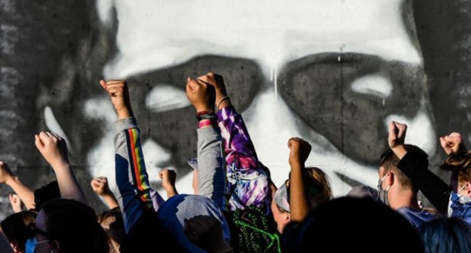 Gizemli sokak ressamı Banksy, ABD’deki protestoları konu alan yeni çalışmasını yayınladı