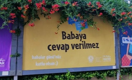 AKP’li belediyenin ‘Babalar Günü’ afişleri kadınların tepkisini çekti