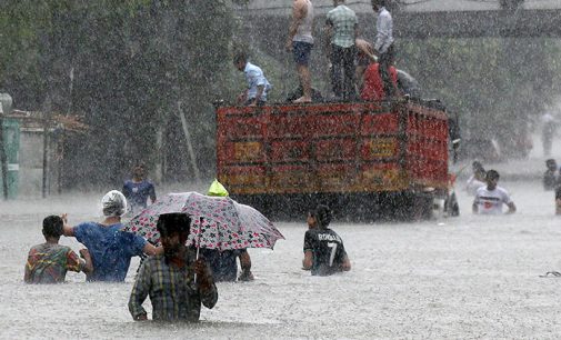 Hindistan’da şiddetli yağış felaketi: Yıldırım isabet eden 83 kişi yaşamını yitirdi