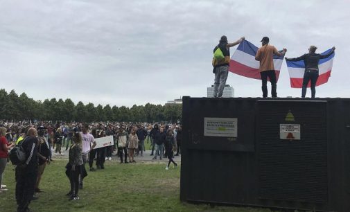 Hollanda’da koronavirüs kısıtlamalarına protesto: Polis, 400 kişiyi gözaltına aldı