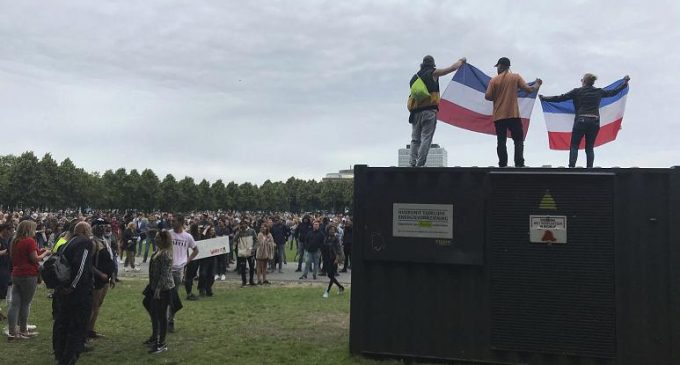 Hollanda’da koronavirüs kısıtlamalarına protesto: Polis, 400 kişiyi gözaltına aldı