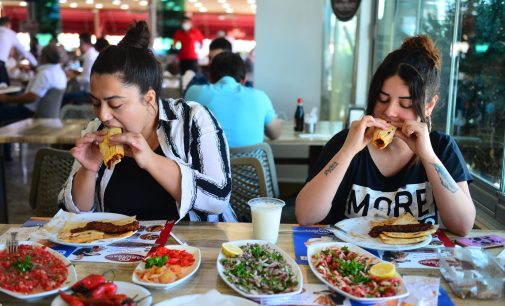 Restoranlar açıldı, Adanalılar kebaba koştu