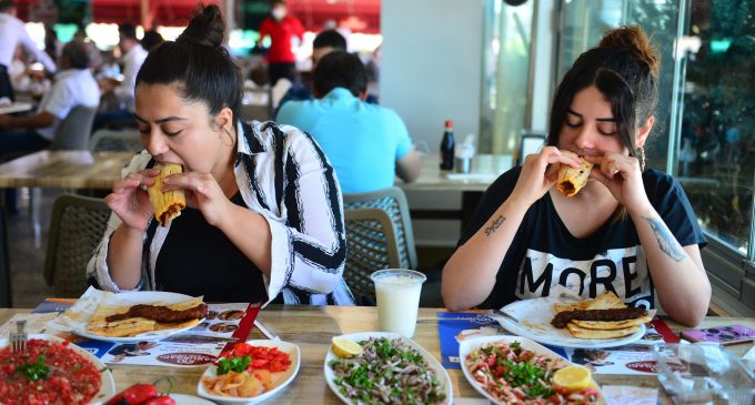 Restoranlar açıldı, Adanalılar kebaba koştu