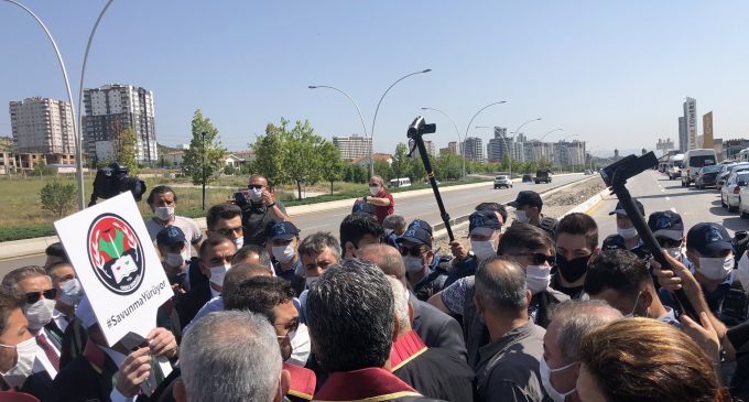 ‘Savunma Yürüyüşü’ne polis saldırısı: Baro başkanlarının Ankara’ya girişi engelleniyor