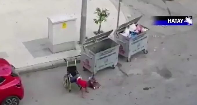 Yoksulluğun görüntüleri: Engelli çocuk tekerlekli sandalyesiyle çöpten atık topladı!