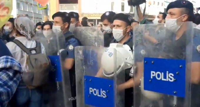 Polis şiddetine karşı yapılan eyleme polis müdahale etti: Çok sayıda gözaltı var