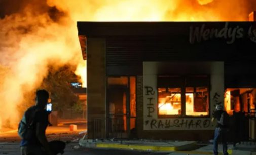 ABD’de bir siyahi daha polis tarafından öldürüldü: Rayshard Brooks’un öldürüldüğü restoran ateşe verildi