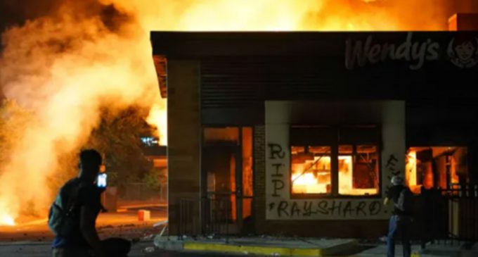 ABD’de bir siyahi daha polis tarafından öldürüldü: Rayshard Brooks’un öldürüldüğü restoran ateşe verildi