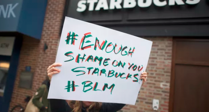 Starbucks’a boykot çağrısı: ‘Siyahların Yaşamı Değerlidir’ yazılı kıyafetleri yasakladılar…
