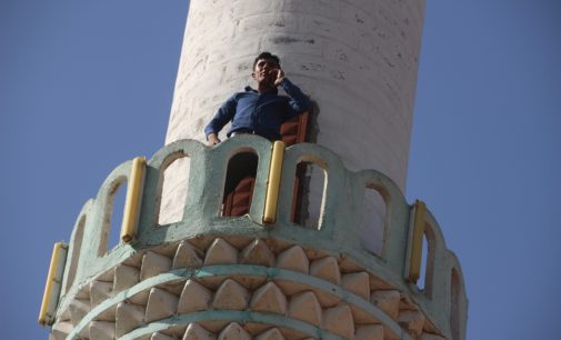 2020 model Türkiye: Cep telefonu ile konuşmak için minareye çıkıyorlar