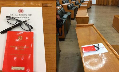 CHP grup toplantısında ‘Berberoğlu’ ayrıntısı: Sırasına Anayasa, kalem ve gözlük bırakıldı