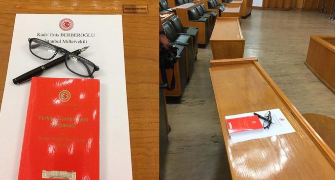 CHP grup toplantısında ‘Berberoğlu’ ayrıntısı: Sırasına Anayasa, kalem ve gözlük bırakıldı