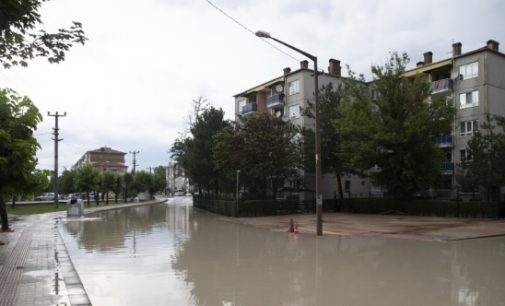 Edirne’de sağanak yağış yolu çökertti