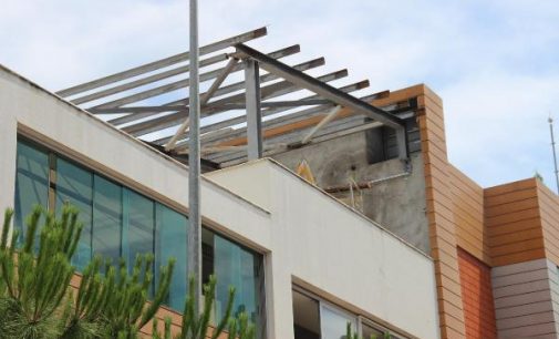 Ege Üniversitesi’nde iş cinayeti: Çatı katında montaj yaparken düşen işçi yaşamını yitirdi
