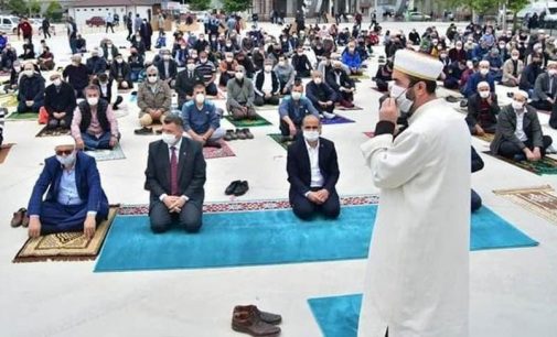 AKP’li belediye başkanı ve il başkanına özel halı seren müftü, Sakarya’dan İstanbul’a tayin edildi