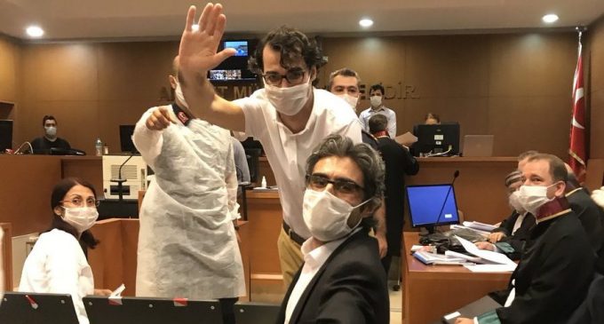 Gazetecilik yine mahkeme salonlarında: Üç gazeteci tahliye edildi, üç gazeteci hâlâ tutuklu