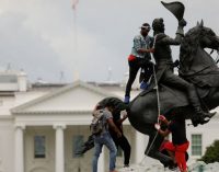 Trump’tan ırkçı heykelleri yıkan göstericilere ’10 yıl hapis’ tehdidi