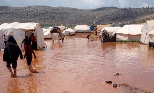 İdlib’deki sığınmacı kamplarında fırtına ve sel felaketi: Üç çocuk yaşamını yitirdi
